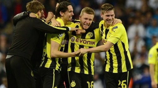 Jogadores do Dortmund comemoram a sofrida classificação (Foto: Getty Images)