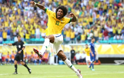 Dante abriu o placar para o Brasil (Foto: AP)