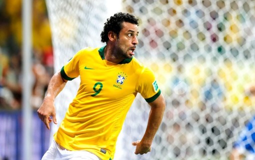 Fred marca duas vezes e garante o triunfo brasileiro (Foto: AP)