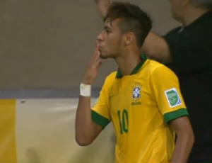 Depois de confusão, Neymar manda beijinho irônico para González (Foto: Reprodução Sportv)