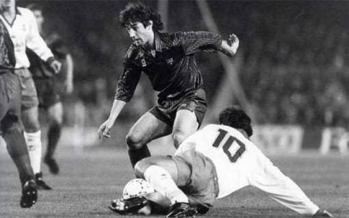 Martino, de camisa branca, contra o Barcelona em 1991 no Camp Nou.