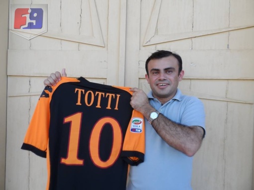 Cornélio mostra com orgulho a camisa de seu maior ídolo no futebol, Francesco Totti ( Foto: Artur Rebouças)
